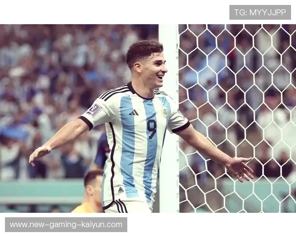 阿尔瓦雷斯低平传中穿过防线极具威胁